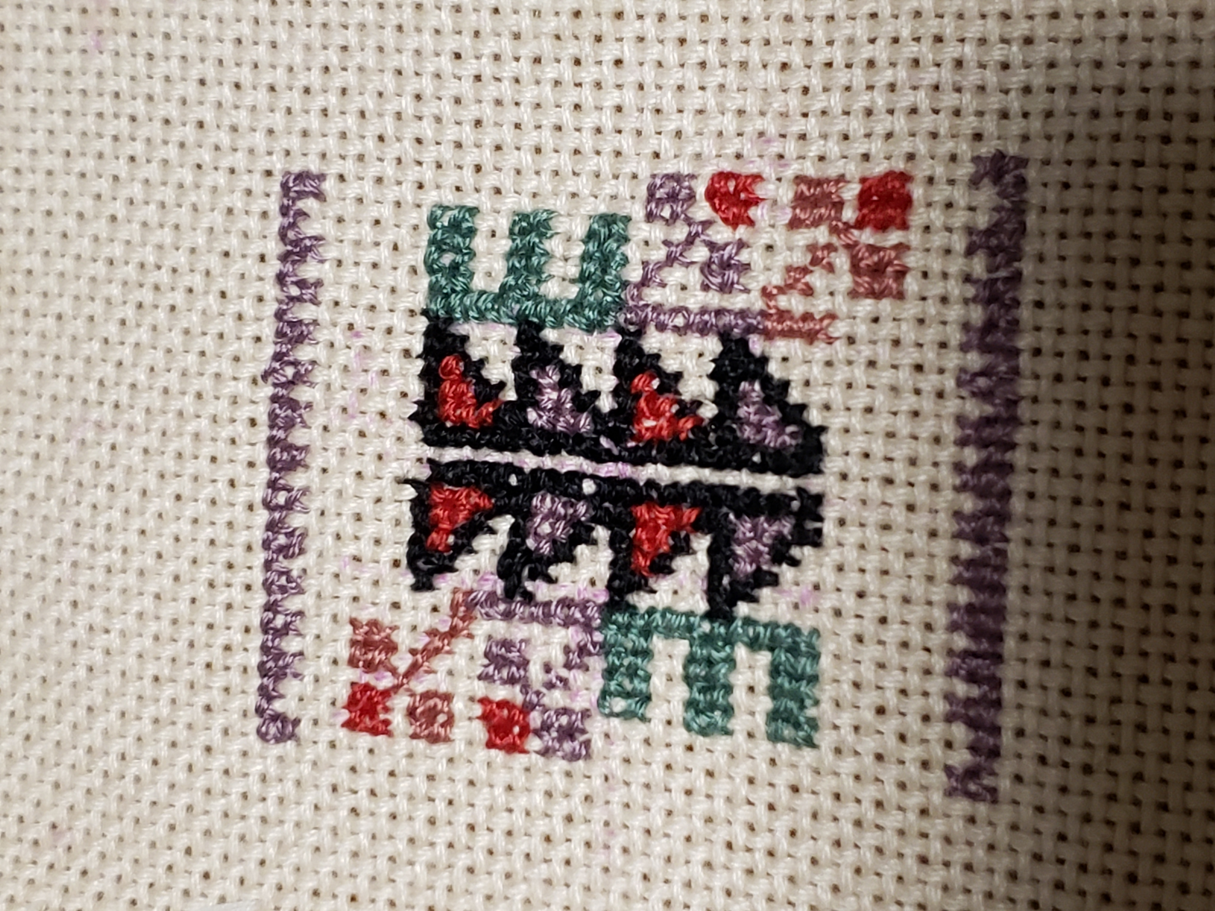 粉雪がアレンジ刺繍したパレスチナ刺繍「ヘブロンの鍵アレンジ」